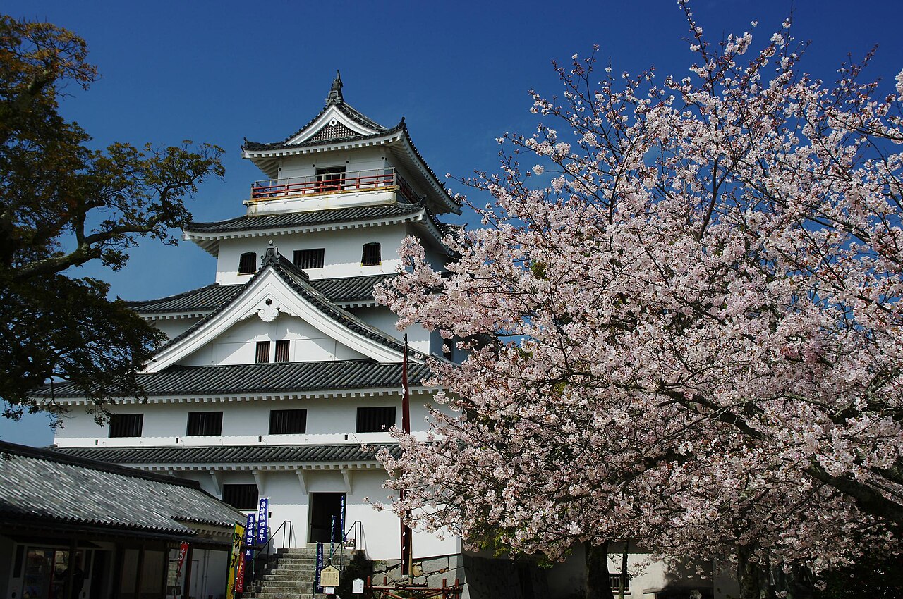 桜と唐津城天守閣