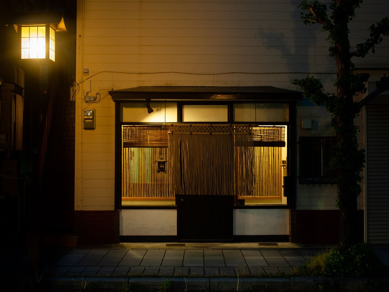 夜の聴雪菴の外観（行灯と暖簾）