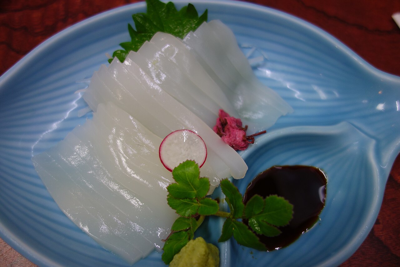 透き通ったイカの刺身（イメージ）