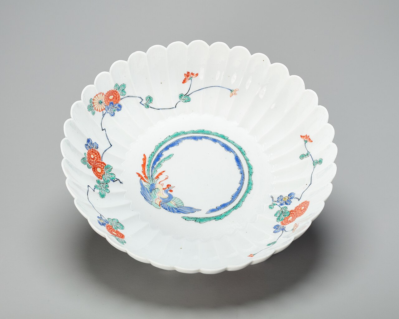 有田焼・柿右衛門様式の色絵輪花鉢（1675〜1725年頃）